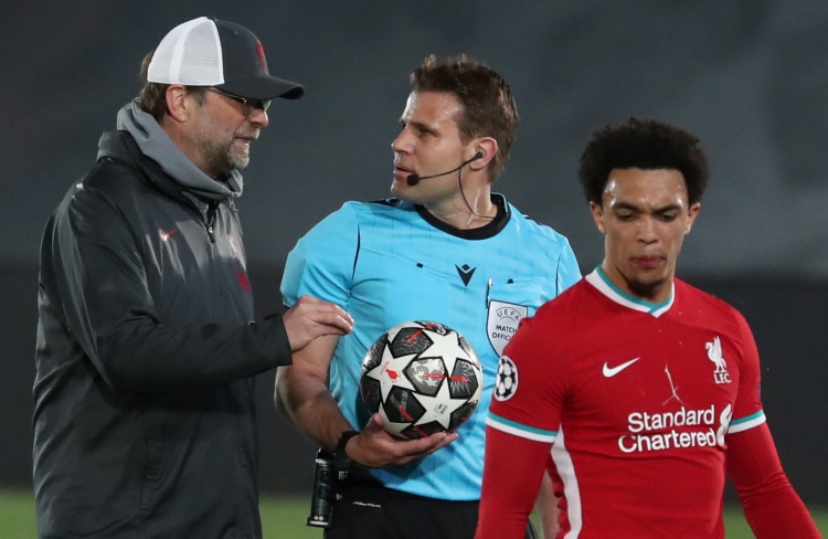 四后卫控场 四后卫控场